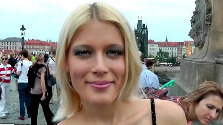 Фотограф вертит на члене блондинку под мостом на улице в публичном месте