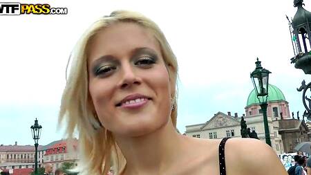 Фотограф вертит на члене блондинку под мостом на улице в публичном месте