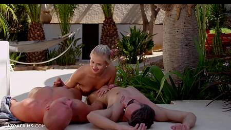 Красивый оральный секс на улице молодой девицы с двумя парнями