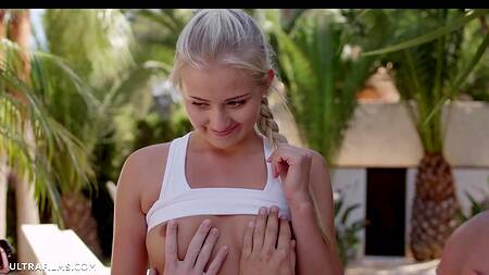 Красивый оральный секс на улице молодой девицы с двумя парнями