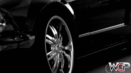 Накаченный негр жарит сзади жапстую сучку с аппетитной задницей