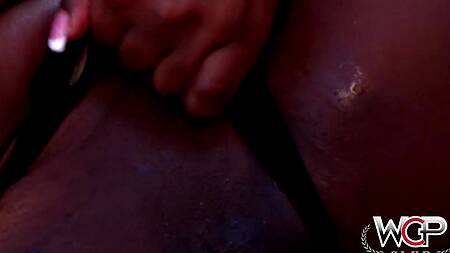 Накаченный негр жарит сзади жапстую сучку с аппетитной задницей