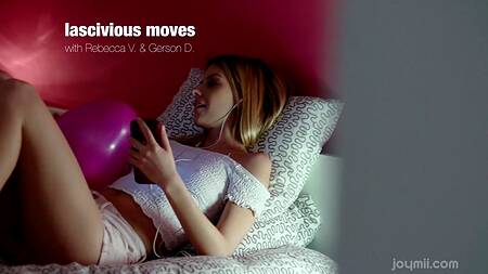 Страстный качок вертит на члене стройную блонду с натуральной грудью