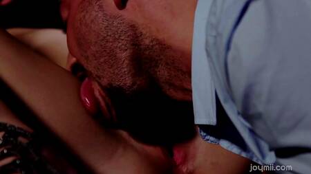 Страстный качок вертит на члене стройную блонду с натуральной грудью