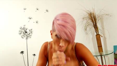 Короткостриженая сучка доставляет оральное удовольствие парню от первого лица