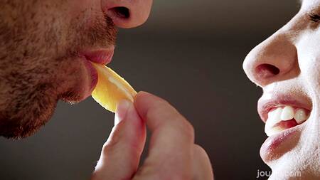 Anissa Kate прыгает сверху на мужчине тряся сиськами у его довольного лица