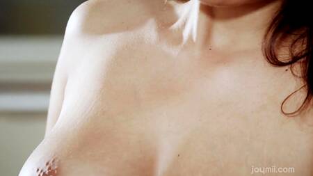 Anissa Kate прыгает сверху на мужчине тряся сиськами у его довольного лица