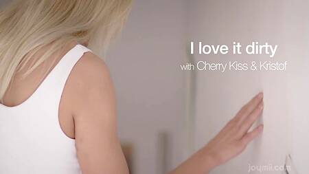 Страстный анальный секс с нереально красивой загорелой блондинкой