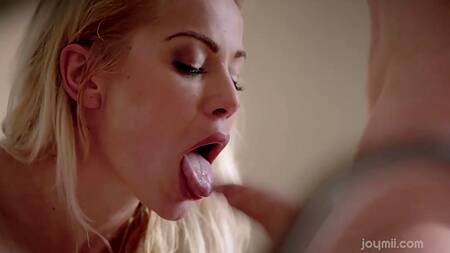 Страстный анальный секс с нереально красивой загорелой блондинкой