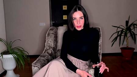 Красотка с пухлыми губами извивается на елдаке от первого лица