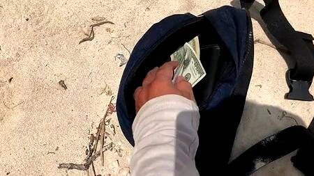 Незабываемый секс на курорте с обворожительной Lolly Lips