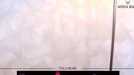 Молодуха пошла к соседу и отдалась ему раком прямо на пороге квартиры