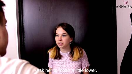 Молодуха пошла к соседу и отдалась ему раком прямо на пороге квартиры