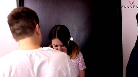 Молодуха пошла к соседу и отдалась ему раком прямо на пороге квартиры