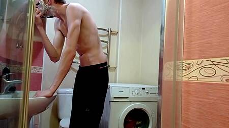 Отодрал пошлую нимфу и смачно кончил ей на круглую задницу