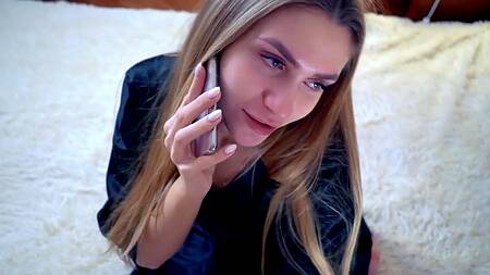 Русская телка трахаться с бойфрендом и разговаривает по телефону