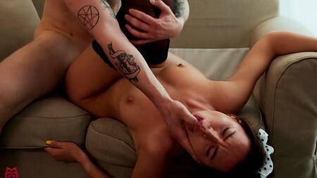 Безотказная домработница исполняет на члене русского кавалера