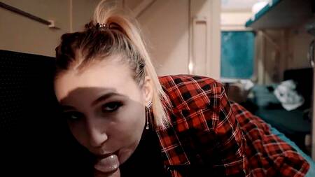 Молодая блондинка с брекетами строчит минет попутчику в купе поезда