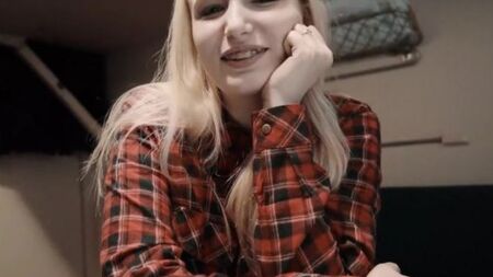 Молодая блондинка с брекетами строчит минет попутчику в купе поезда