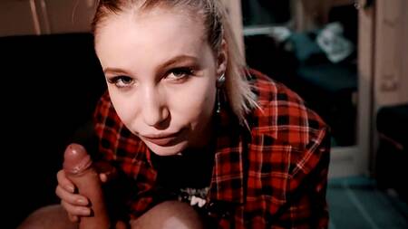 Молодая блондинка с брекетами строчит минет попутчику в купе поезда