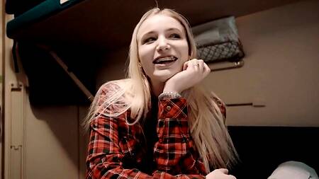 Молодая блондинка с брекетами строчит минет попутчику в купе поезда