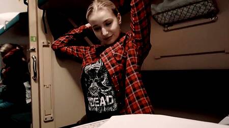 Молодая блондинка с брекетами строчит минет попутчику в купе поезда