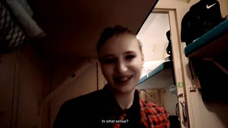 Молодая блондинка с брекетами строчит минет попутчику в купе поезда