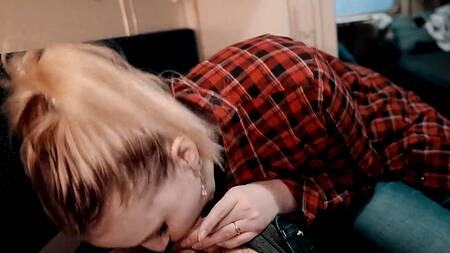 Молодая блондинка с брекетами строчит минет попутчику в купе поезда