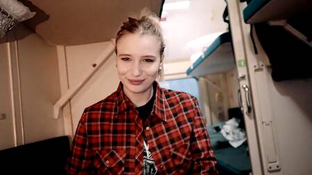 Молодая блондинка с брекетами строчит минет попутчику в купе поезда