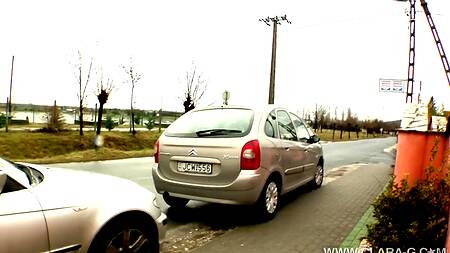 Горячие сучки практикуют страстный лесбийский секс с огурцом