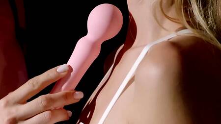 Роскошные лесбиянки наслаждаются секс игрушками в красивом белье