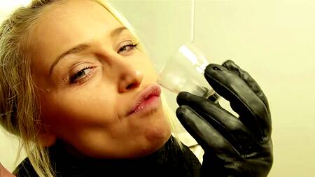 Роскошная милфа сосет член в лифте и с радостью принимает в рот сперму