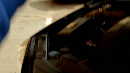 Роскошная милфа сосет член в лифте и с радостью принимает в рот сперму