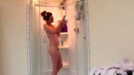 Зрелый мужик оприходовал в душе молодую девку с волосатой пиздой