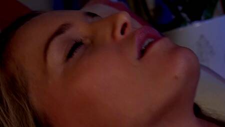 Отодрал сексуальную мамочку и мощно кончил ей в щелку