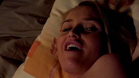 Отодрал сексуальную мамочку и мощно кончил ей в щелку