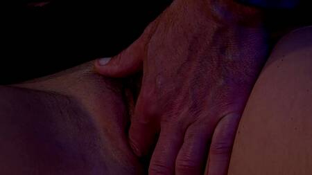 Отодрал сексуальную мамочку и мощно кончил ей в щелку