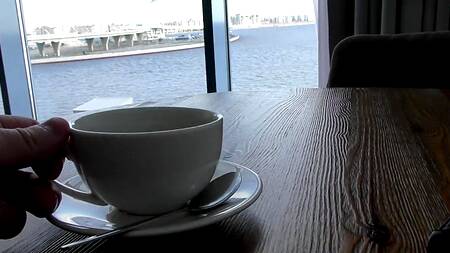 Русская молодуха строчит минет парню на глазах своей лучшей подруги