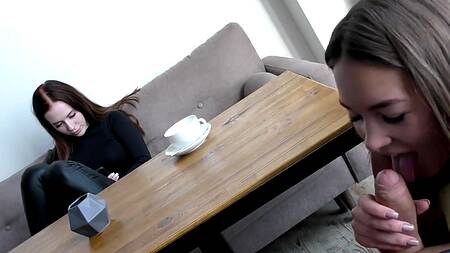 Русская молодуха строчит минет парню на глазах своей лучшей подруги