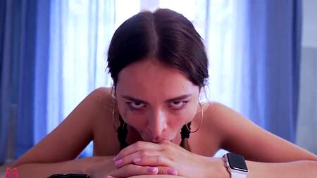 Шикарная девушка дала кончить ей в ротик жадно проглотив всю сперму