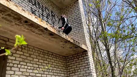 Сторож оприходовал на стройке сексуальную кралю в кожаном костюме