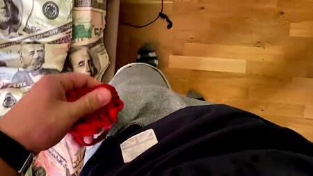 Сучка в красных стрингах запрыгнула на болт мастурбирующего парня