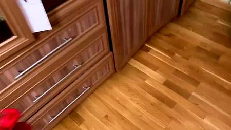 Сучка в красных стрингах запрыгнула на болт мастурбирующего парня