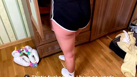 Сучка в красных стрингах запрыгнула на болт мастурбирующего парня