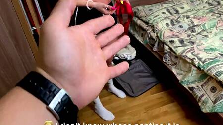 Сучка в красных стрингах запрыгнула на болт мастурбирующего парня