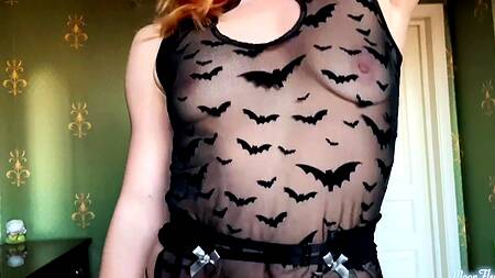 Рыжая бестия натерлась маслом и пошалила на пение парня