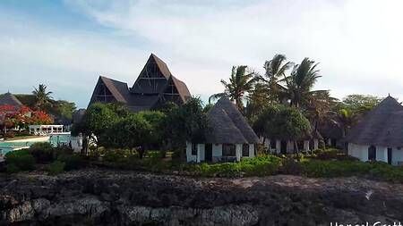 Стройная пышногрудая блонда балдеет от языка мускулистого парня