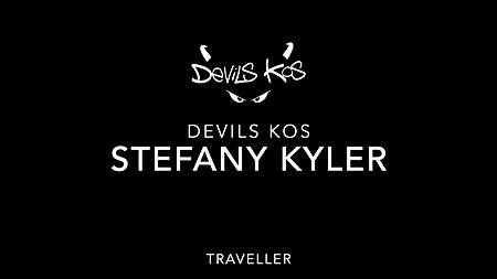 Стройная русская шлюшка разбудила гостя минетом и красиво отдалась