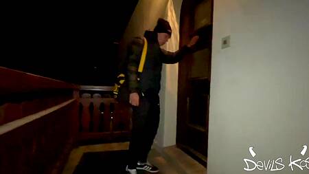 Стройная русская шлюшка разбудила гостя минетом и красиво отдалась