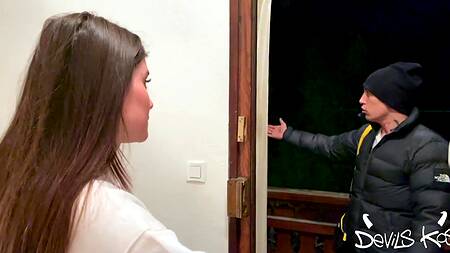 Стройная русская шлюшка разбудила гостя минетом и красиво отдалась